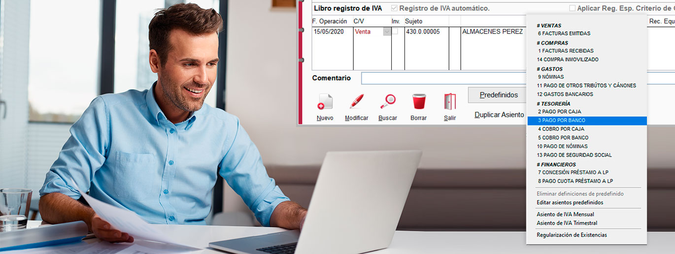 Hombre contable con portátil y ventana de Asientos predefinidos de programa de contabilidad ClassicConta