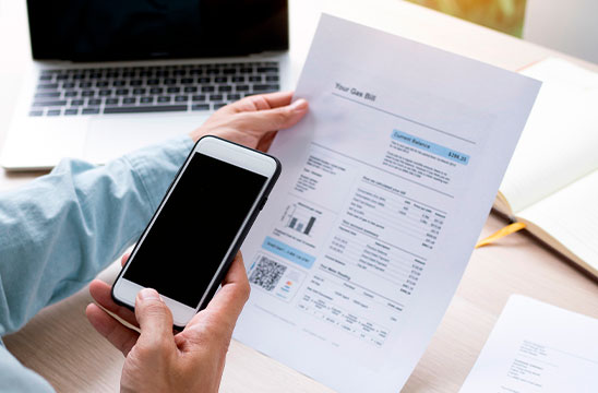 Ejecutivo contable escaneando una factura con el móvil para la contabilización automática de ClassicConta