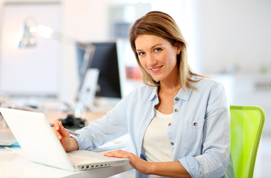 Mujer trabajando con el ordenador en oficina