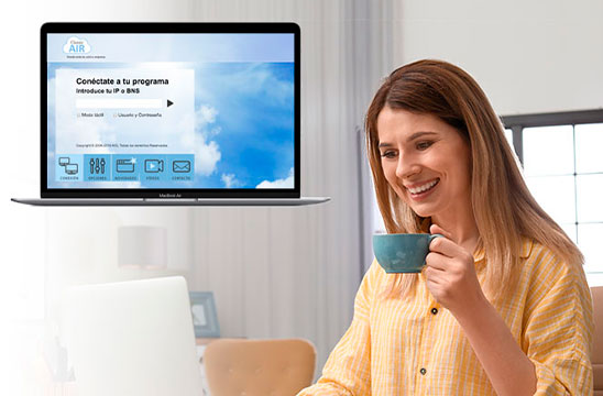 Mujer tomando café con ordenador para conexión remota clienteair