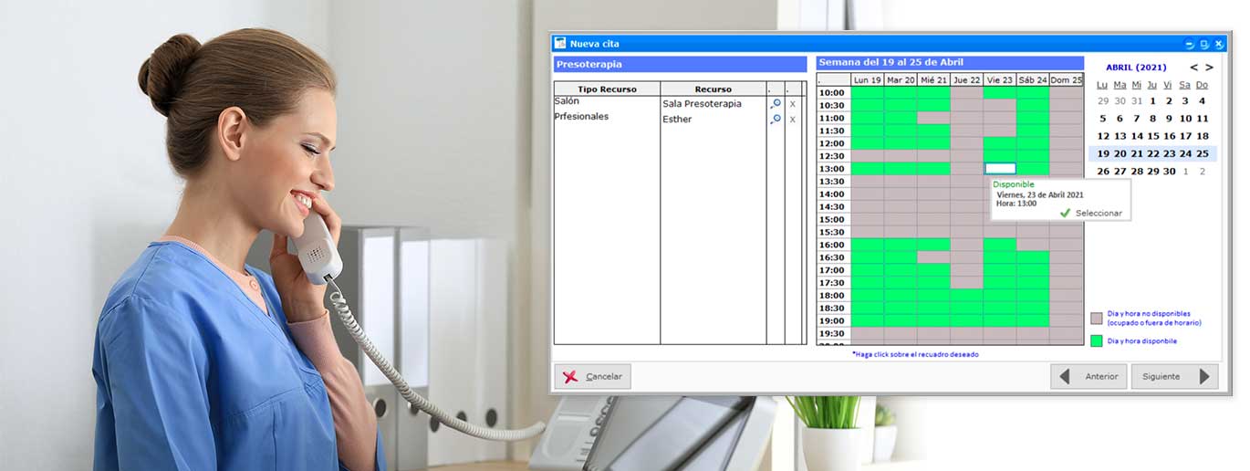Sanitaria atendiendo al teléfono en clínica y ventana gestión de citas de programa ClassicGes