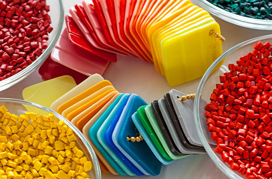 Muestrario y pellets de plástico de colores para producción
