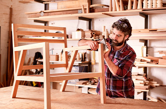 Ebanista carpintero trabajando madera en su taller
