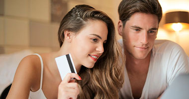 Mujer y hombre con tarjeta de crédito para compra en tienda online