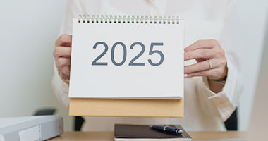 Manos de mujer sujetando calendario 2025